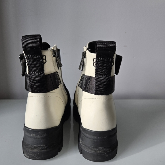 UGG sid white and black waterproof leather combat boot. Size 5.5 - Picture 6 of 14